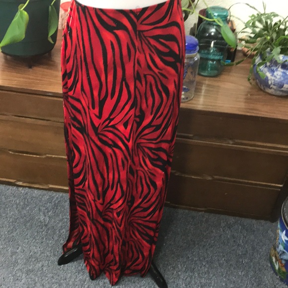 Long red/black skirt with long slits up the side - Picture 4 of 6